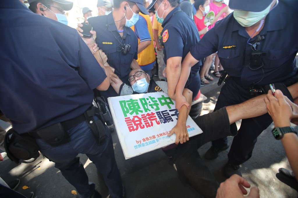 金色力量士林北投議員參選人王郁揚到關渡關抗議陳時中被警察「抬去旁邊」。圖片來源:蘋果新聞網。